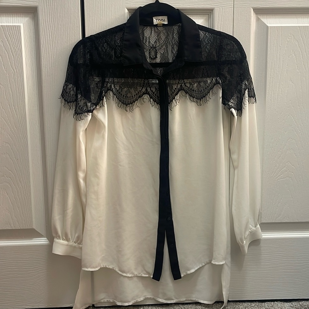 Tobi blouse cashmere off white with lace on shoulders
